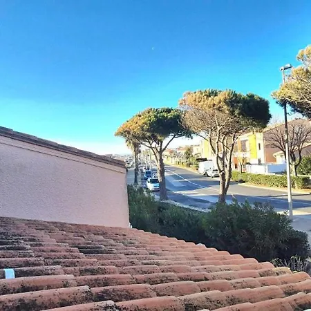 Belle Maisonnette Au Bord De *