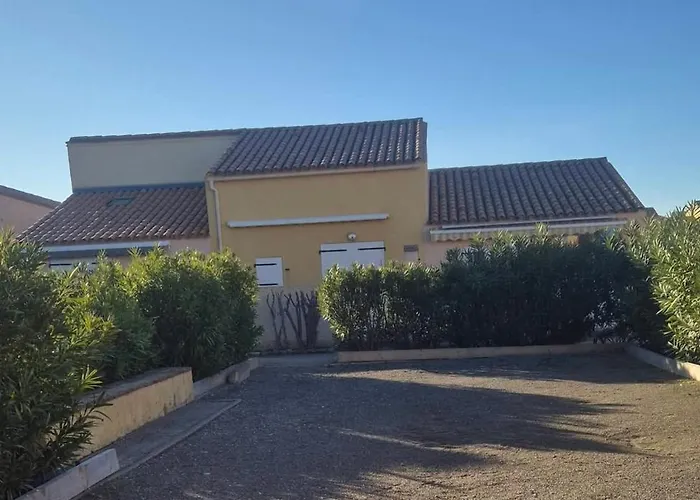 Belle Maisonnette Au Bord De *