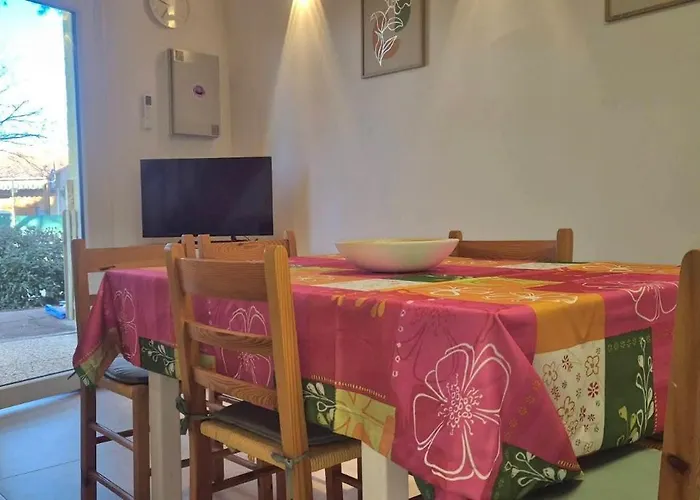 Belle Maisonnette Au Bord De *